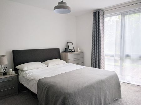 2 Bed Flat, Arc Court, N11 - Photo 2