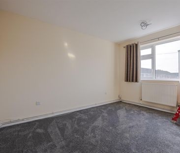 To Let 2 Bed Flat - Photo 4