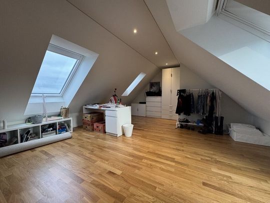 Bel appartement de 3 pièces dans les combles avec poutres apparentes - Foto 1