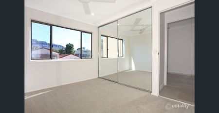 Spacious & Versatile Townhouse - Photo 5