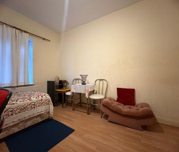 1 bedroom in a flat share to rent - Photo 3