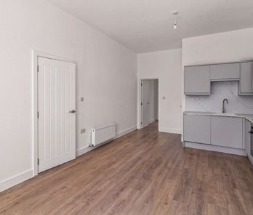 A beautifully renovated ground floor apartment in a prime Teddington location. - Photo 2