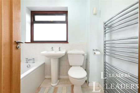 4 bedroom semi-detached house to rent - Photo 2