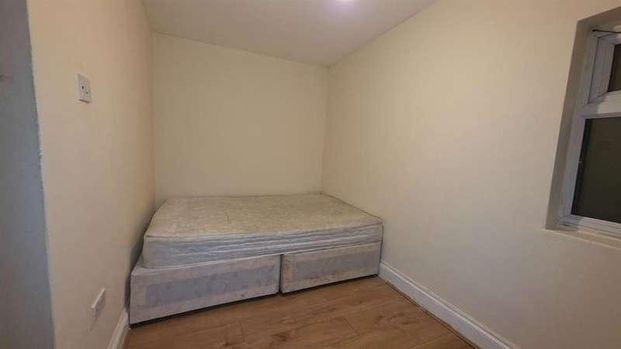 High Street North, London, E12 - Photo 1