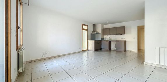 Lyon 7ème : Idéalement situé T3 avec cuisine aménagée, balcon, cave et parking - Photo 2