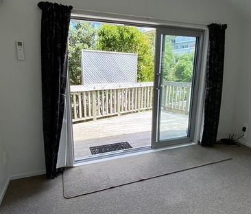 Sunny, modern and private 2bdrm unit with sea view - Photo 2