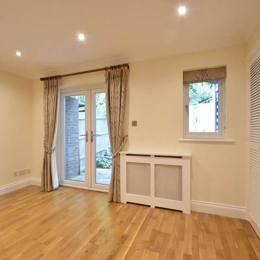 Beechcroft Manor, WEYBRIDGE, KT13 - Photo 1