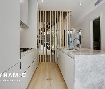 Townhouse with private lift - Photo 3