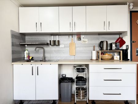 SPACIOUS LARGE TWIN SHARE ONE BEDROOM LOFT STYLE AT BROADWAY - Photo 3