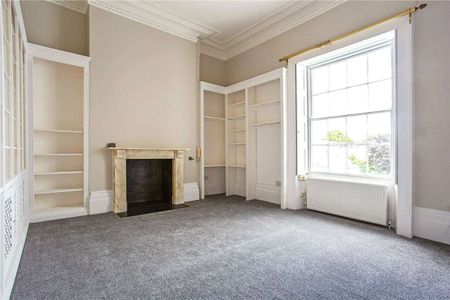 ***SHORT LET*** An impressive Townhouse overlooking Pittville Park. - Photo 5