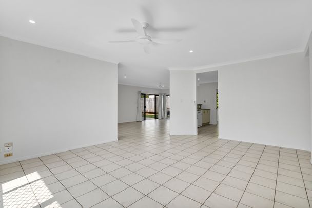 BRIGHT, SPACIOUS & EFFORTLESSLY COMFORTABLE LIVING IN MT SHERIDAN - Photo 1