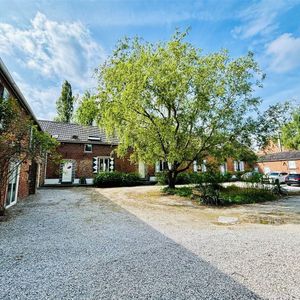 Huis te huur in Chaussée-Notre-Dame-Louvignies voor € 1.650 met 3 slaapkamers - Photo 2