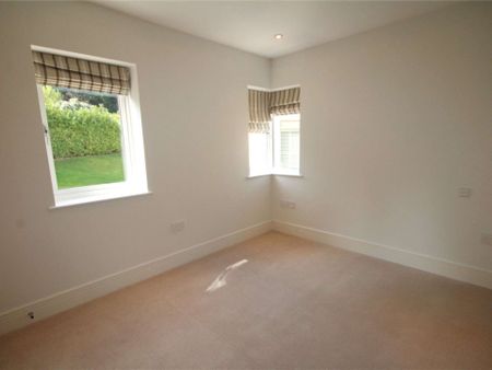 A prestigious apartment located in a gated community within walking distance to Gerrards Cross town - Photo 5