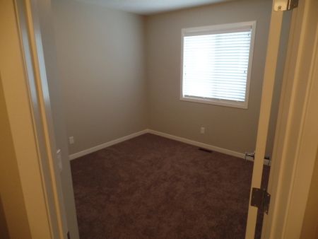 Like new, double garage 3 bdrms townhouse in Panorama hills! - Photo 4
