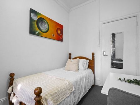 Redfern - Photo 4