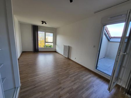 Location Appartement 3 pièces 83m² BRON 69500 - Photo 2