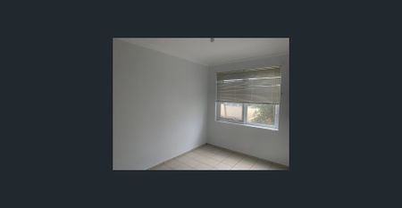 Spacious 3 bed, 1st floor apartment with LUG and storage area in Hillsdale - Photo 2