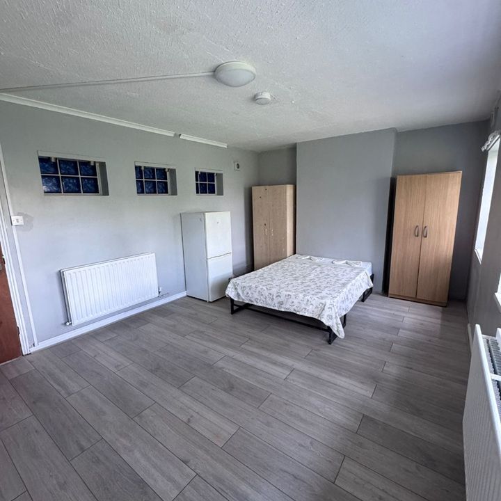 Room in a Shared House, Marlow House, N22 - Photo 1