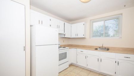 Elroy Apartments - Photo 2