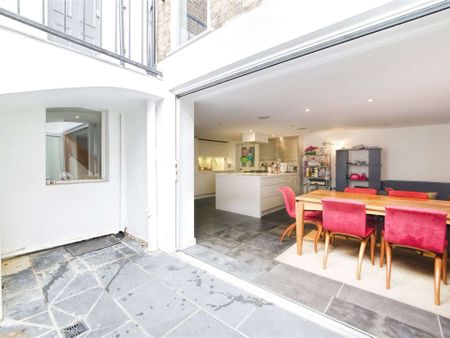 A double fronted three bedroom house with three en suite bathrooms and a roof terrace - Photo 3