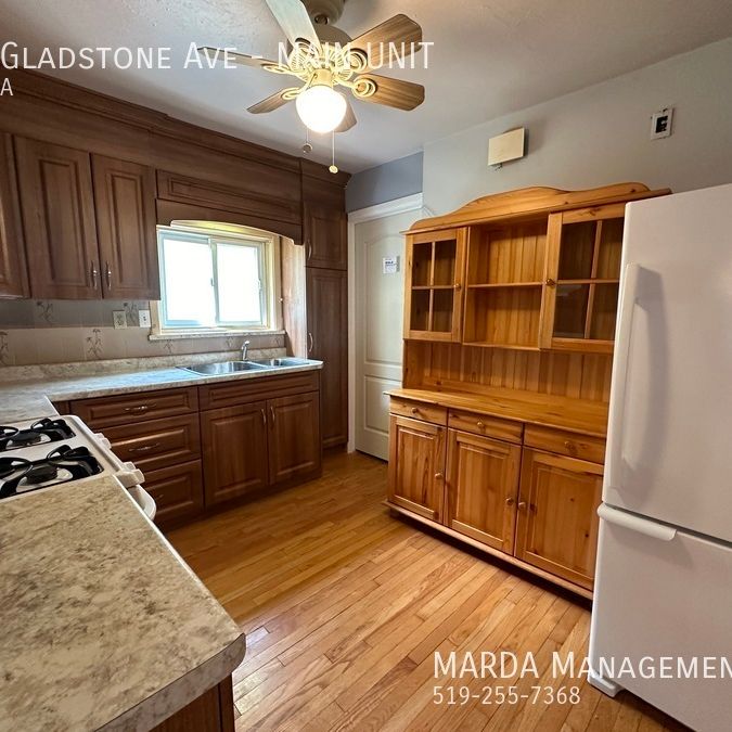 CLASSIC SPACIOUS 2+1BED/1BATH MAIN UNIT +60% OF UTILITIES - Photo 1