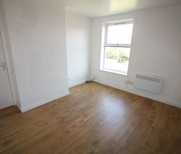 1 bed Flat - Photo 2