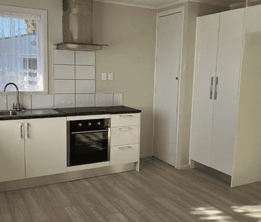 Four Bedroom Home + 2 bedroom sleepout/ensuite - Photo 3