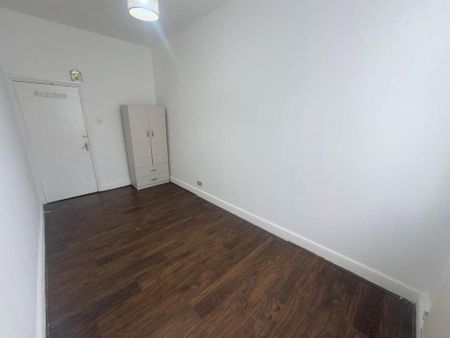 3 bedroom flat to rent - Photo 5