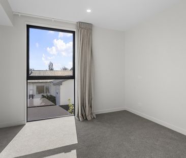 Stunning Near New Two Bedroom Townhouse - Spreydon - Photo 3