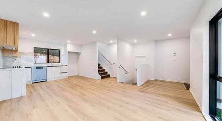 Near New 3 Bedroom + 2.5 Bathrooms + Garage - Photo 3