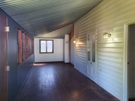 Large 3 Bedroom Queenslander For Rent - Photo 1