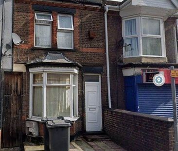 Room in a Shared House, Dallow Road, LU1 - Photo 5