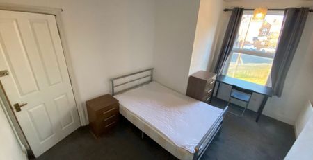 Room 3, Knowle Avenue, Burley, Leeds, LS4 2PQ - Photo 4