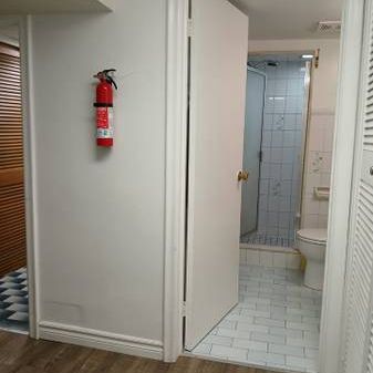 1 Roommate - Bloor/Dufferin 2-bedroom basement apartment - Photo 4