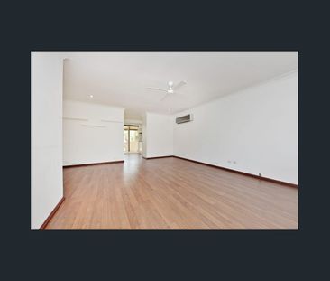 Lovely 2-Bedroom Unit Opposite Peaceful Parklands - Photo 5