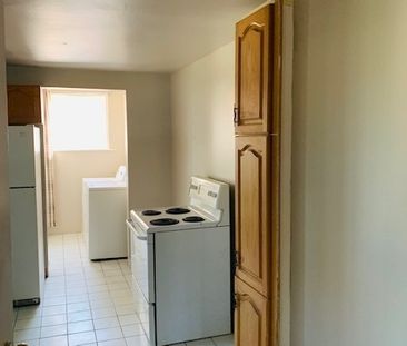 LARGE AND FURNISHED MAIN FLOOR UNIT- ALL INCLUSIVE + INTERNET! - Photo 4