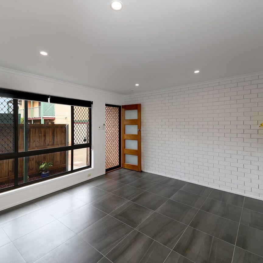 Fantastic location and available now + part furnished! - Photo 1