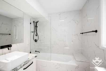 Luxury 4-Bedroom Home with Study, Indoor Pool & Stunning Views in Bardon - Photo 5