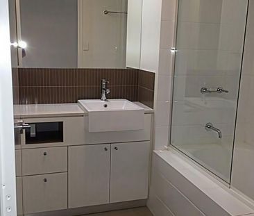 Modern Inner-City Apartment - Walk to Everything! - Photo 4