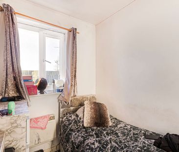 3 Bedroom - Photo 2