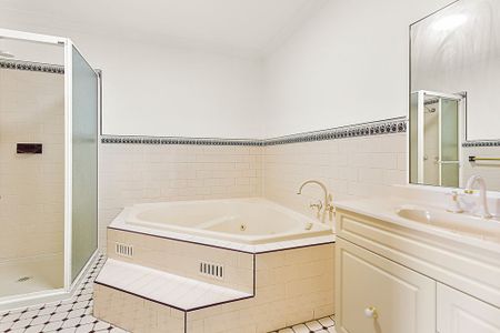 Freshly Updated Townhouse in a Highly Sought-After Figtree Location - Photo 3