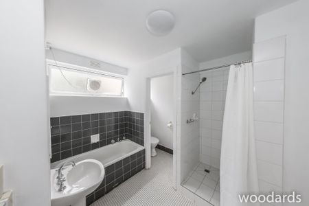 Freshly painted, spacious two-bedroom apartment - Photo 5