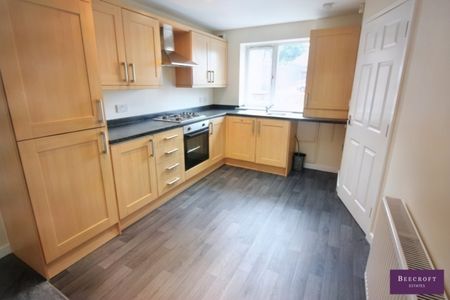 3 bed Town House - To Let - Photo 3