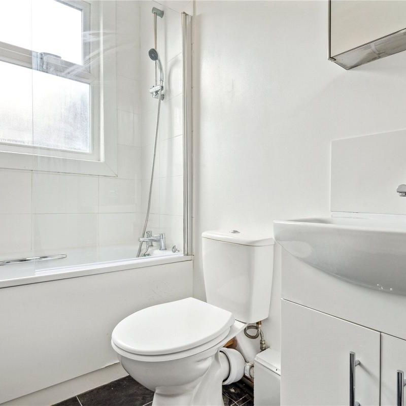 2 bedroom flat in Chiswick - Photo 1