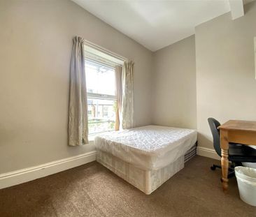 4 bedroom end of terrace house to rent - Photo 1
