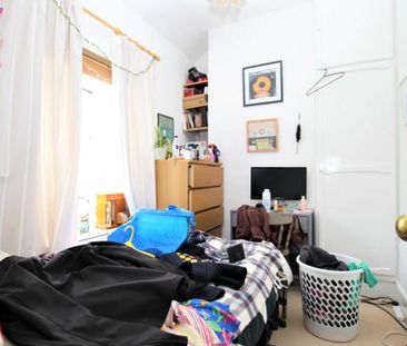 A lovely three bedroom mid-terrace house in the heart of St. Werbur... - Photo 5