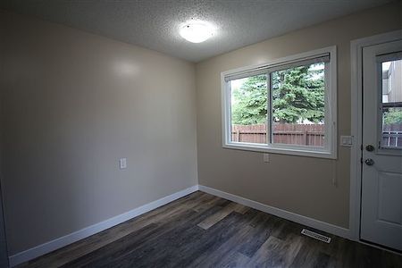 4915 35th Ave SW, Calgary - Photo 5