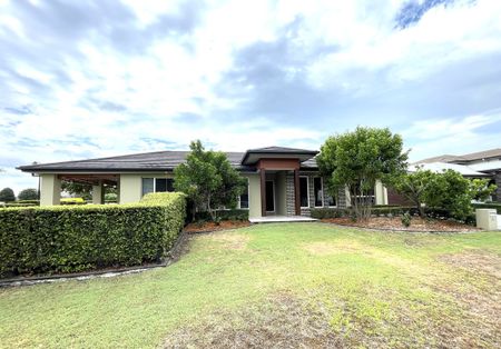 Stunning Modern Family Home with Ducted Air Conditioning - Photo 3