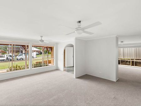 4 BEDROOM MODERN FAMILY HOME - Photo 2