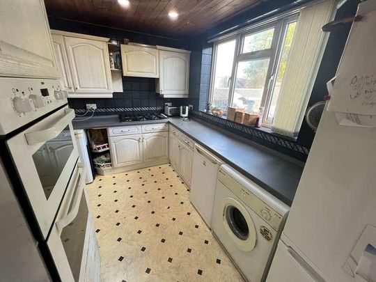 Ash Grove, Hounslow, TW5 - Photo 1